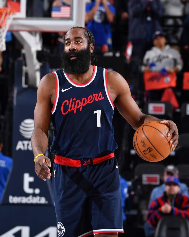 体育赛事直播-快船大胜爵士，取得胜利