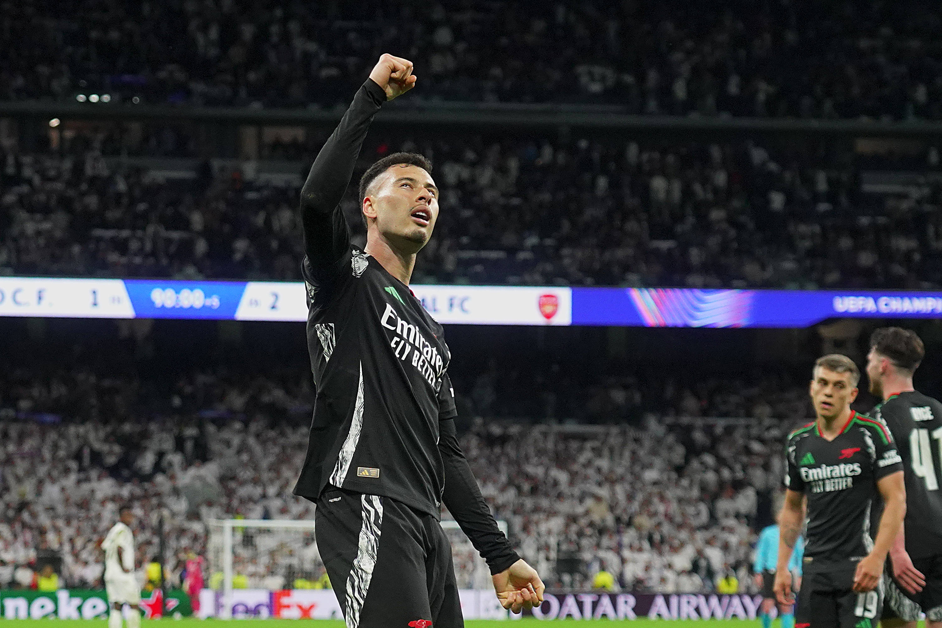 包含阿森纳终场绝杀哈德斯菲尔德，排名升至前四的词条