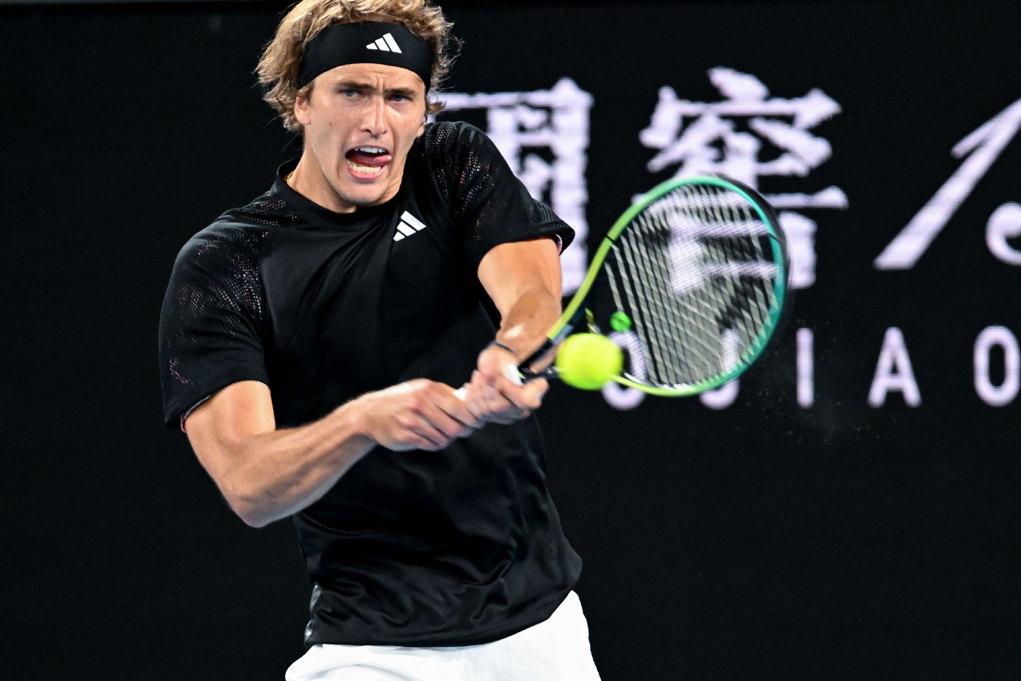 法国网球队逆转西班牙网球队，兹维列夫打破历史纪录的简单介绍