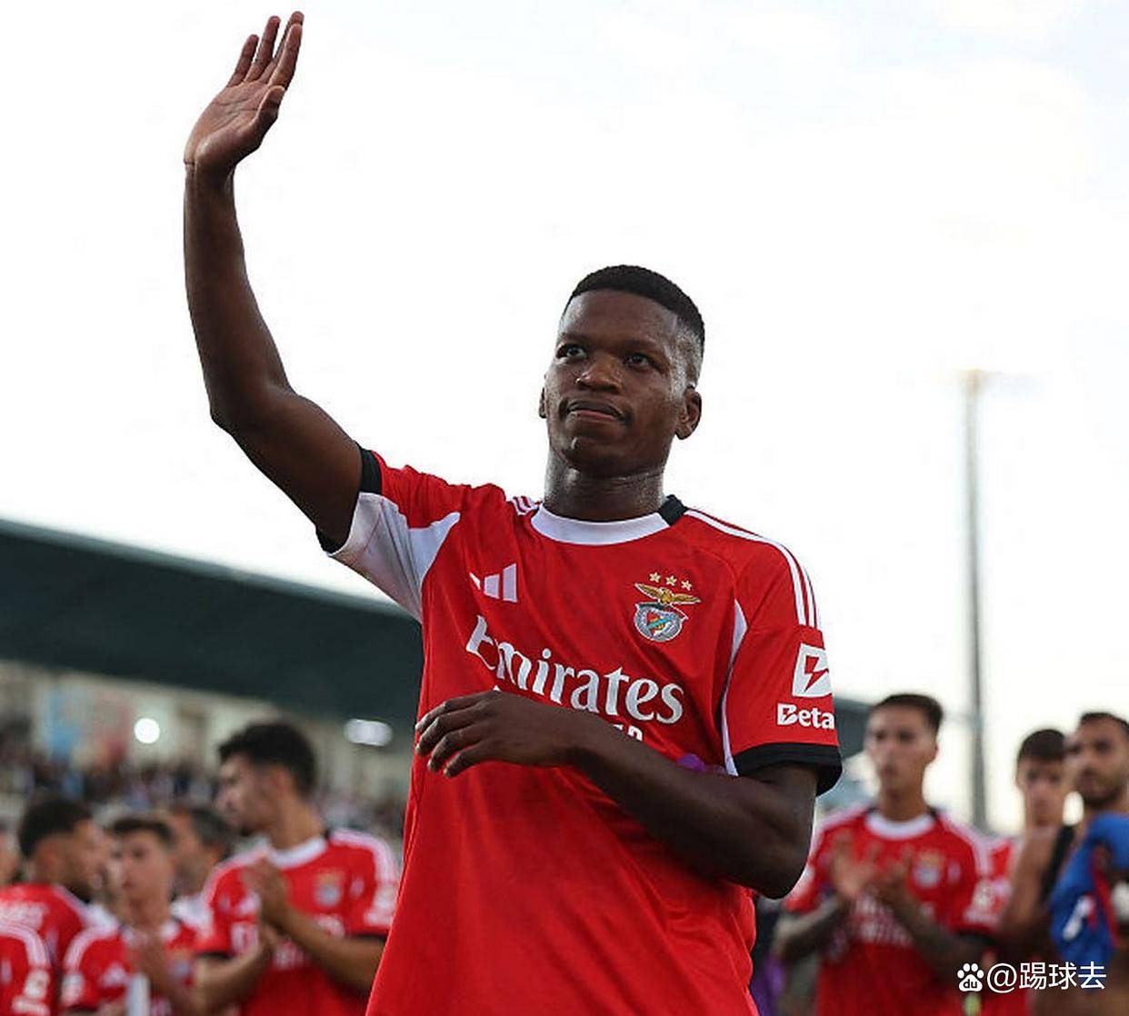 熊猫体育app-利兹联势不可挡，相继击败对手